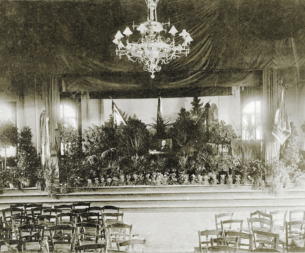 Das verlassene Podium nach der Trauerfeier für Carl Röchling, Saarbrücken 1910