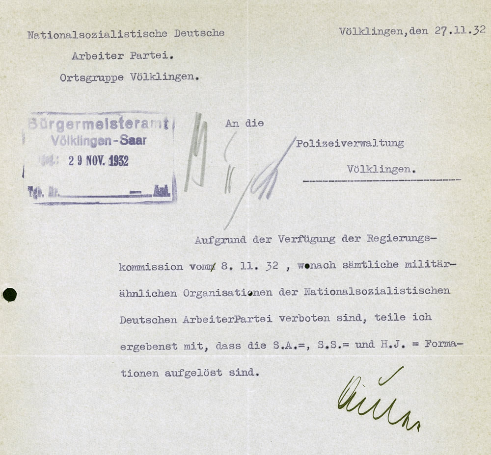 Der Leiter der NSDAP-Ortsgruppe Völklingen, Jakob Auler, bestätigt die Auflösung der Völklinger SA und SS.
