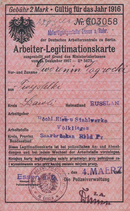 Zur schnellen Identifi kation der Arbeiter wurden Arbeiterlegitimationskarten ausgestellt, auf denen auch der Arbeitgeber eingetragen wurde.