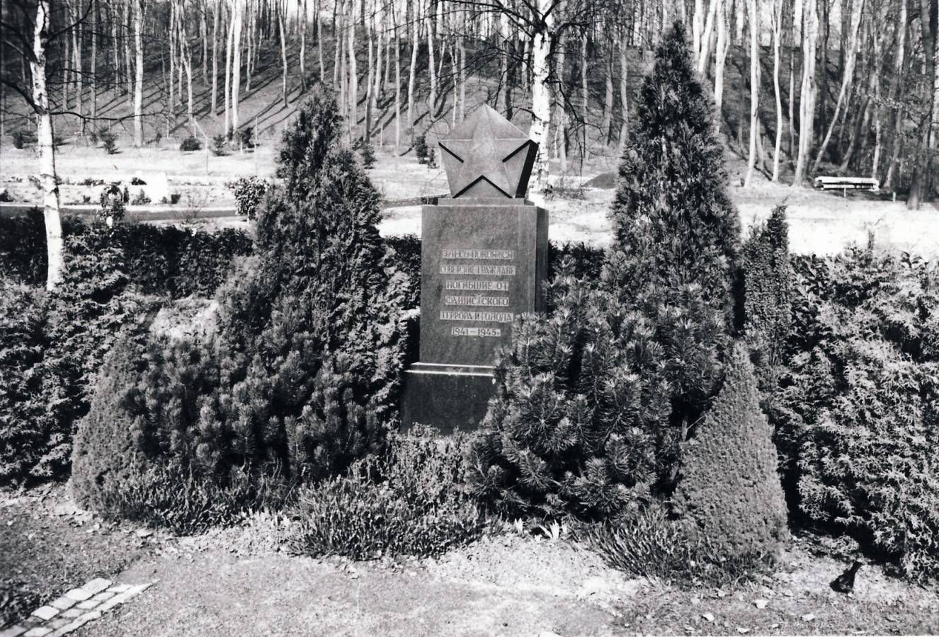 Das 1946 errichtete Denkmal für die während des Zweiten Weltkriegs in Völklingen verstorbenen sowjetischen Staatsangehörigen, um 1957.