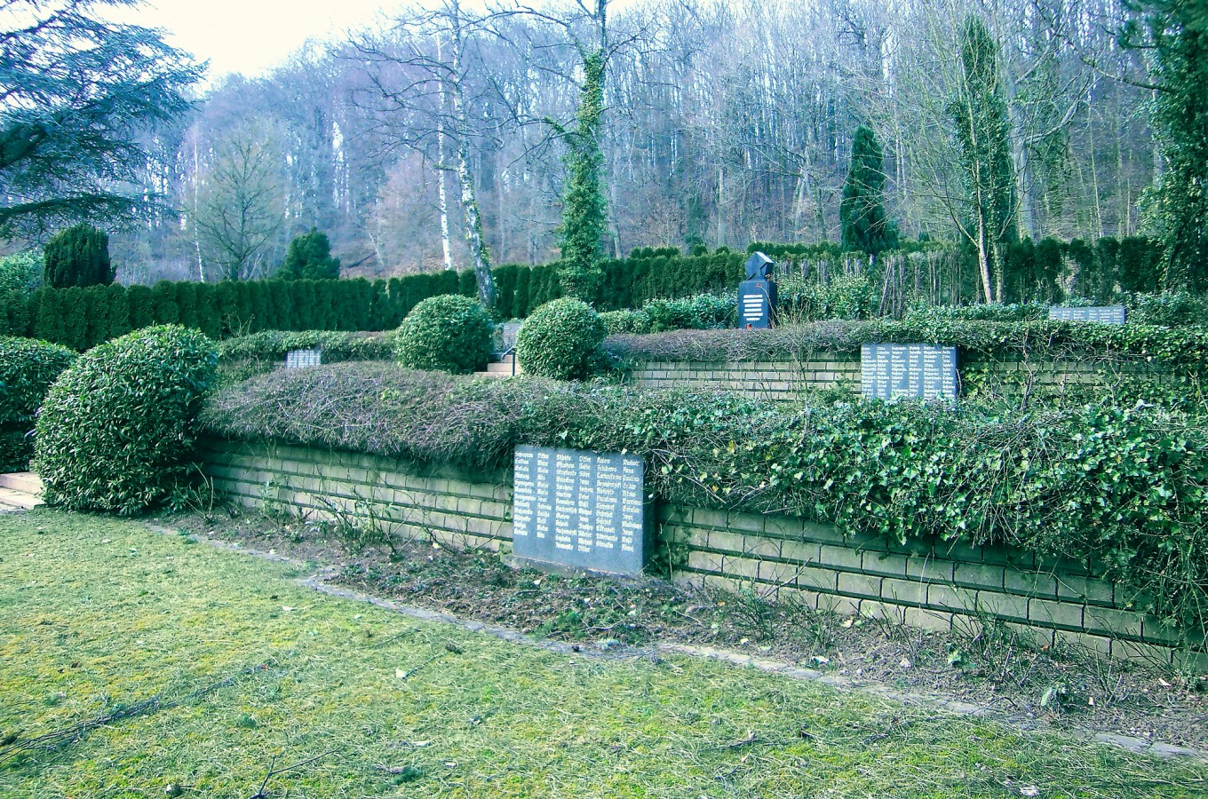 Die Ausländergedenkstätte auf dem Völklinger Waldfriedhof im Herbst 2017.